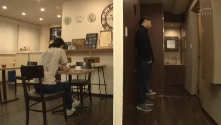 ノーブラ店員エロGIF画像077