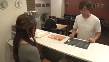 ノーブラ店員エロGIF画像090