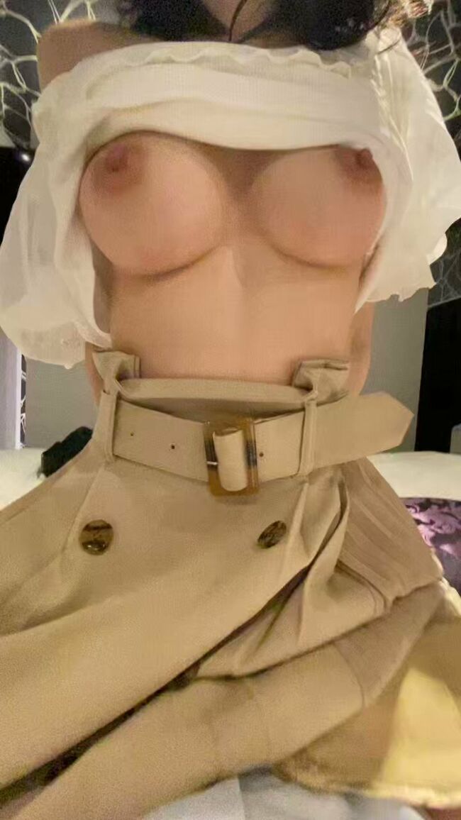 脱ぎ切らない極意！半脱ぎおっぱいさん画像085