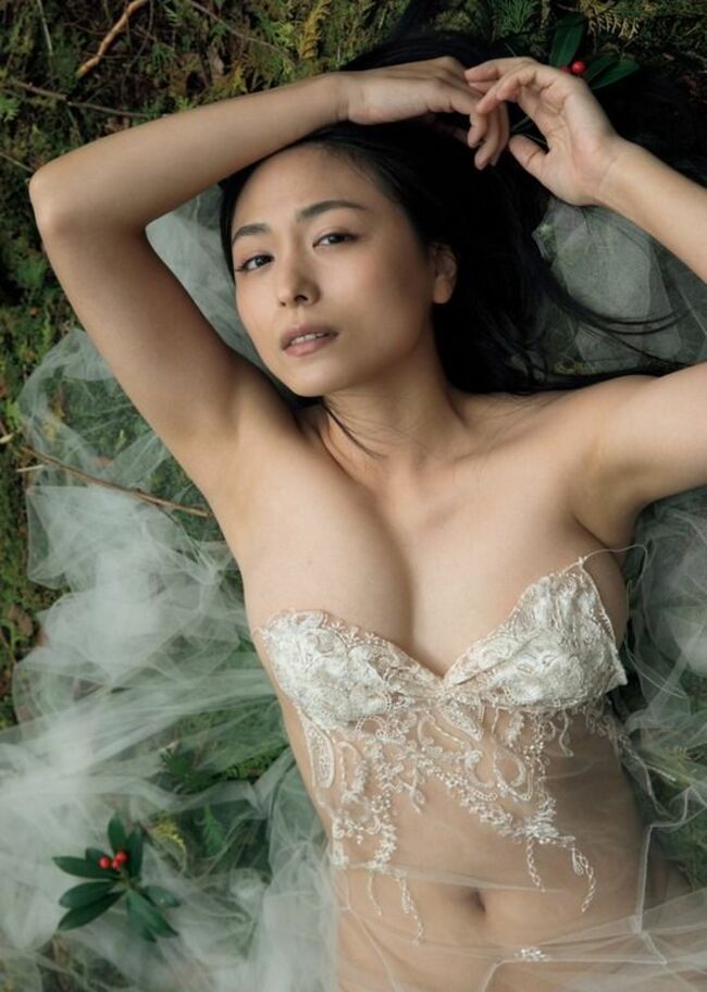 こぼれそうなおっぱいでハラハラドキドキする画像044