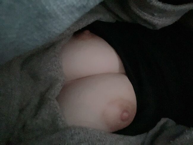 添い寝視点で見る素人のおっぱい画像45枚017