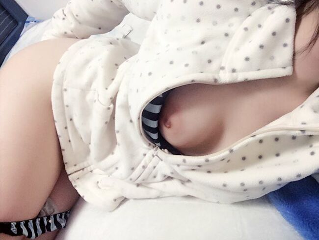 添い寝視点で見る素人のおっぱい画像45枚026