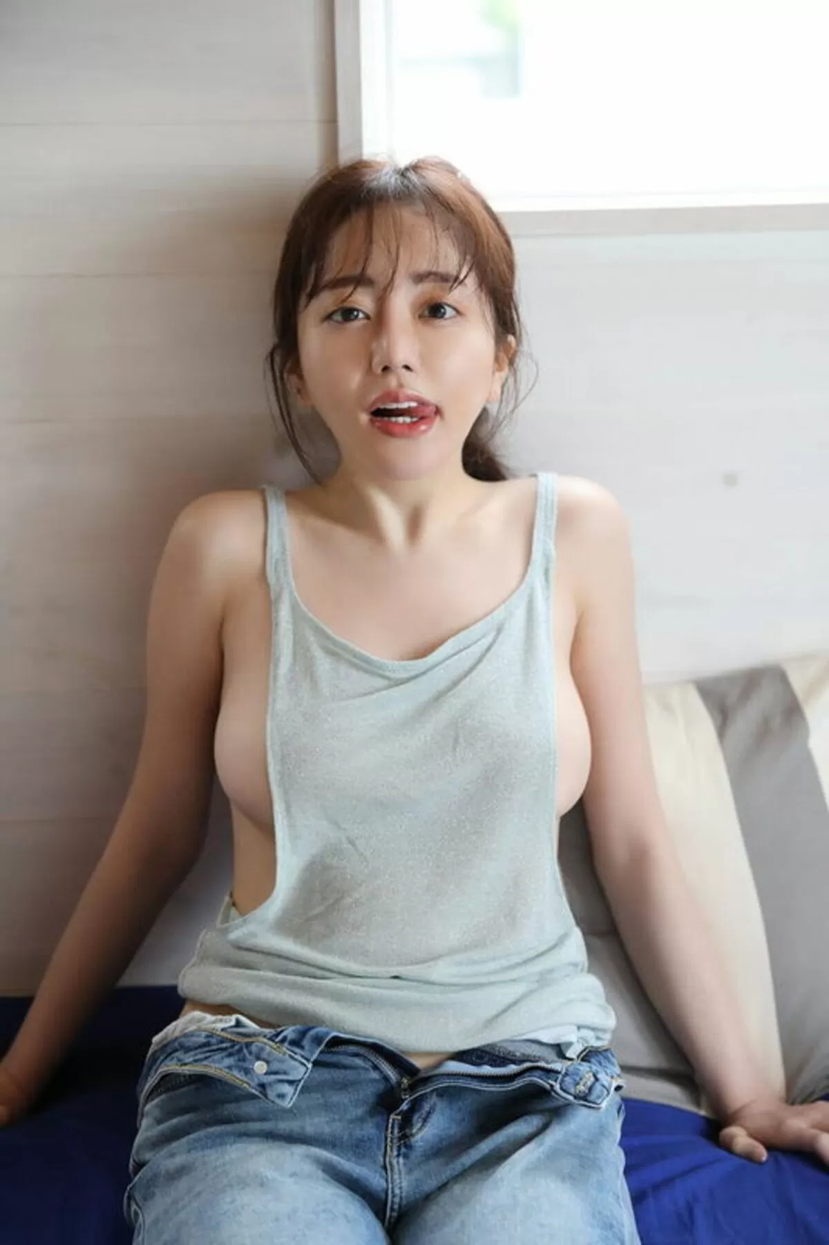 横乳は乳首を見せずにエロく感じさせるほど芸術点が高い！061