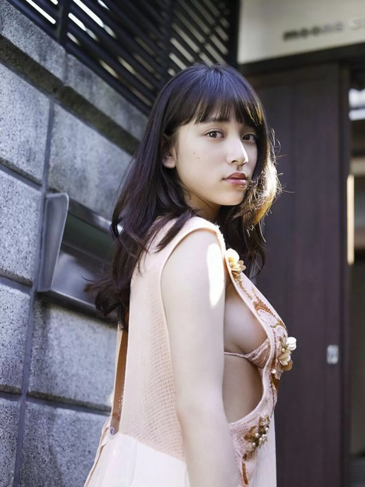 横乳は乳首を見せずにエロく感じさせるほど芸術点が高い！078