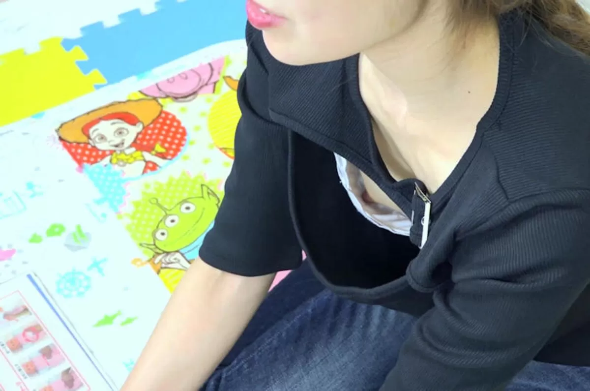 乳首チラ画像037