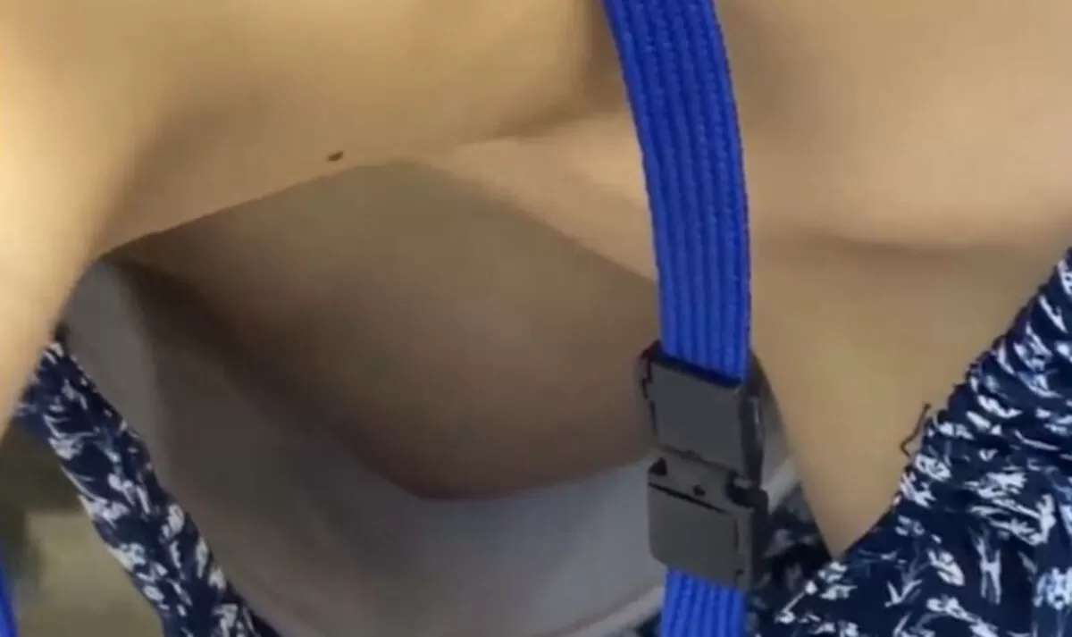 乳首チラ画像048