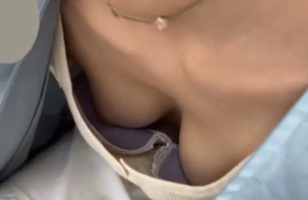 乳首チラ画像061