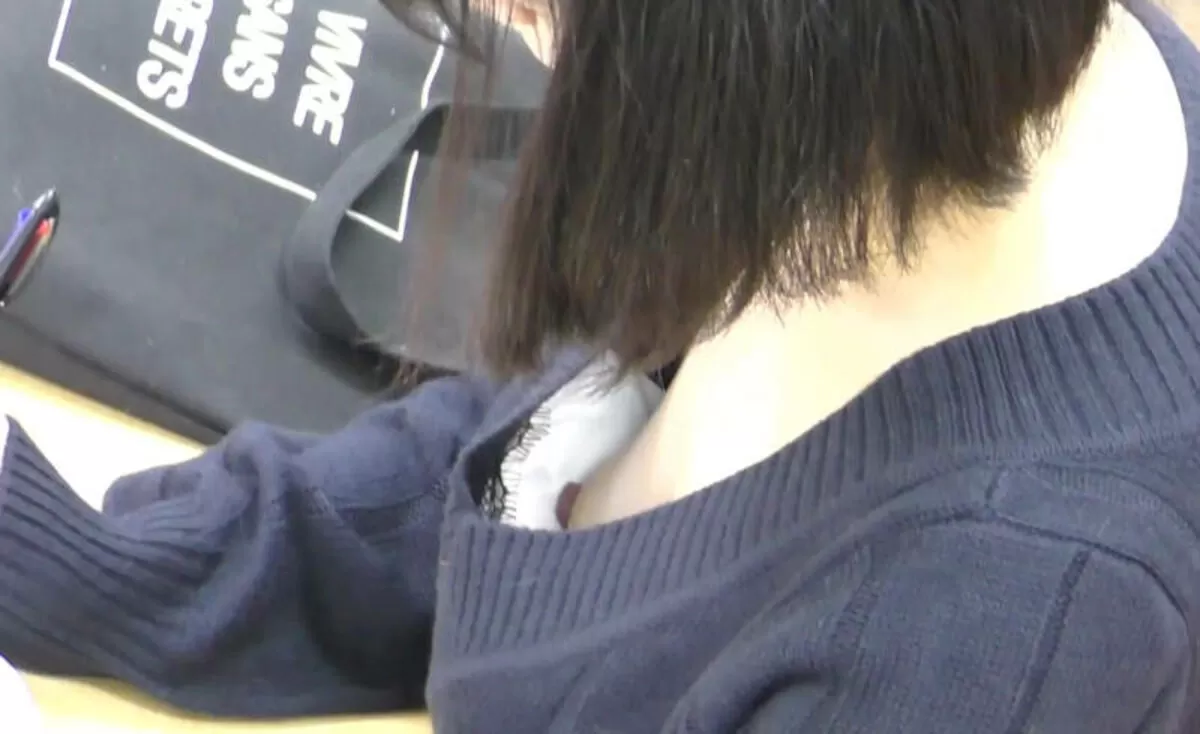 乳首チラ画像066