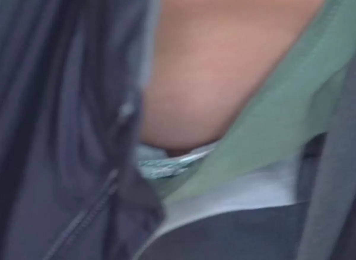 乳首チラ画像072
