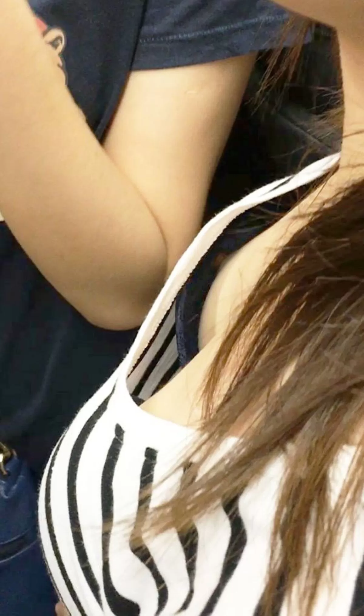 乳首チラ画像113