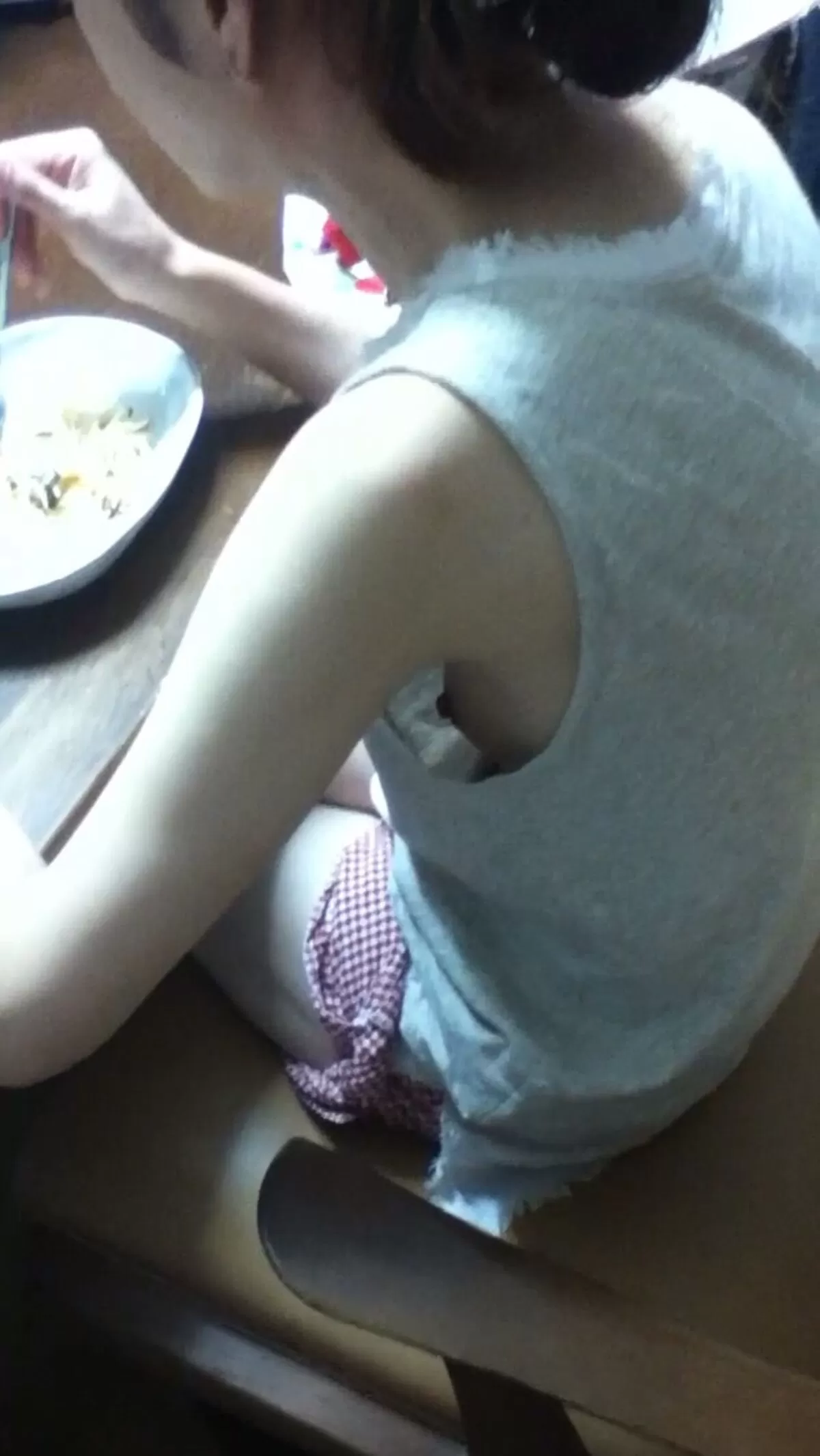 乳首チラ画像114