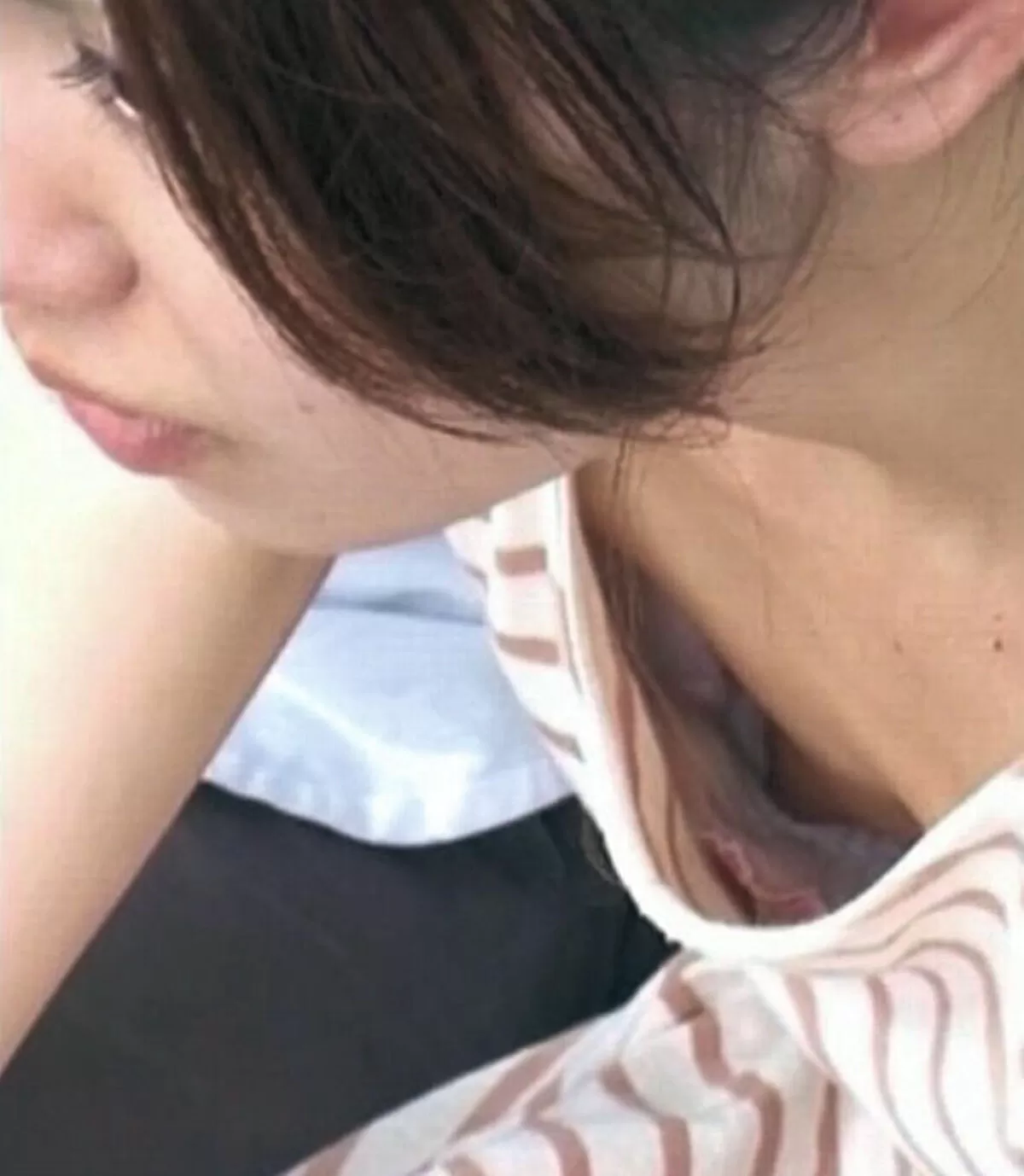 乳首チラ画像127