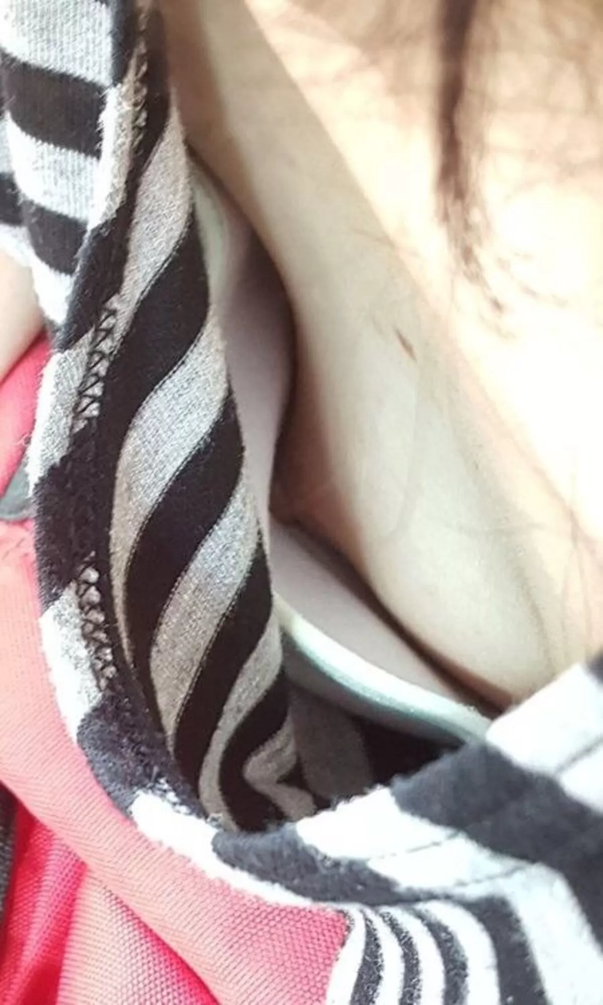 乳首チラ画像135