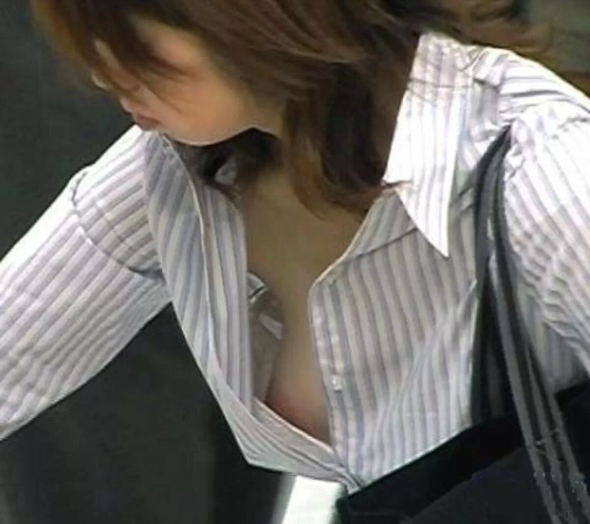 乳首チラ画像141