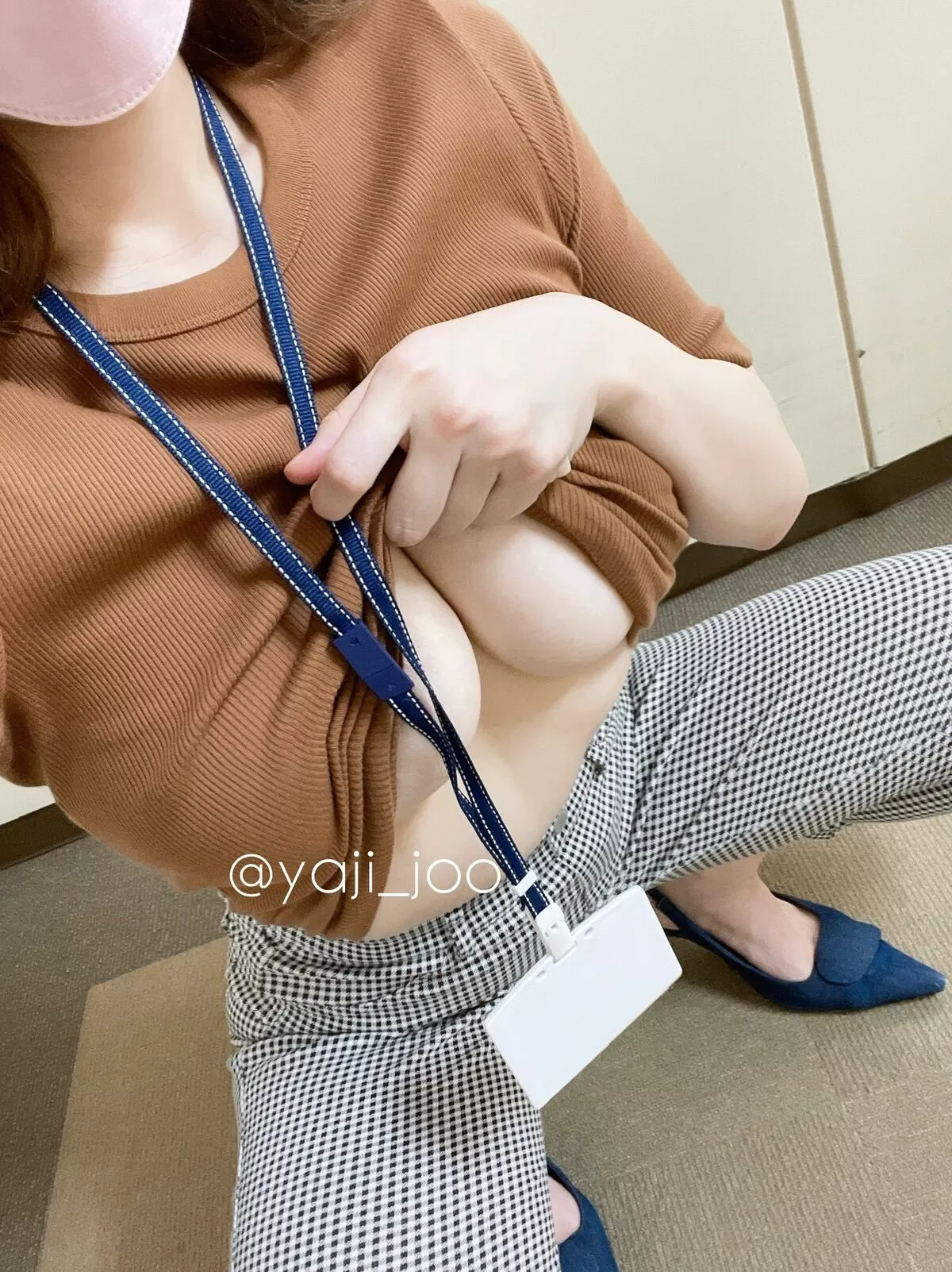 下乳エロ画像176