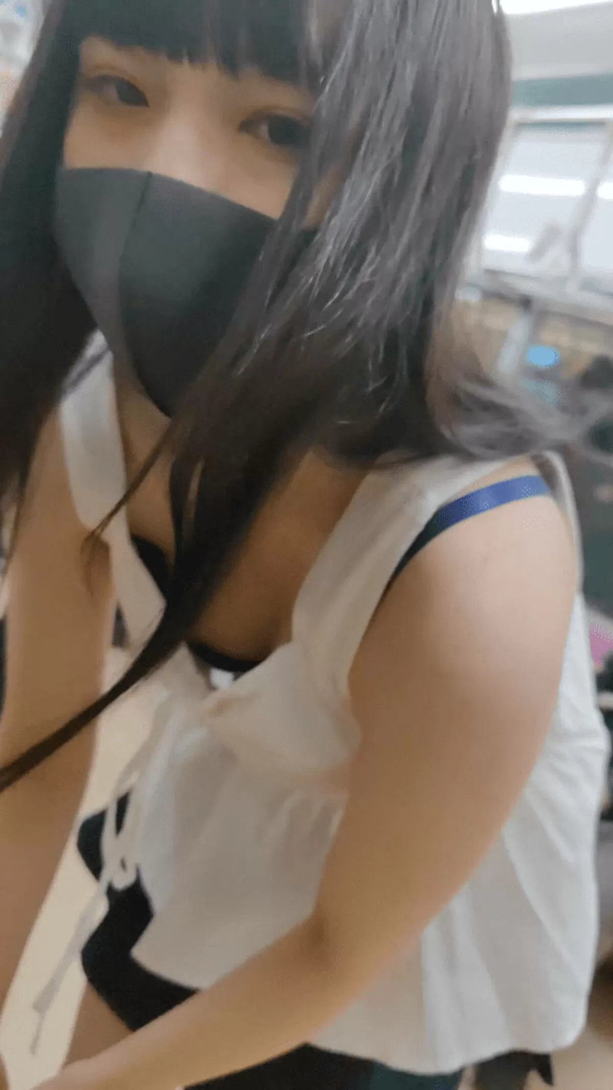 貧乳の胸チラエロ画像002