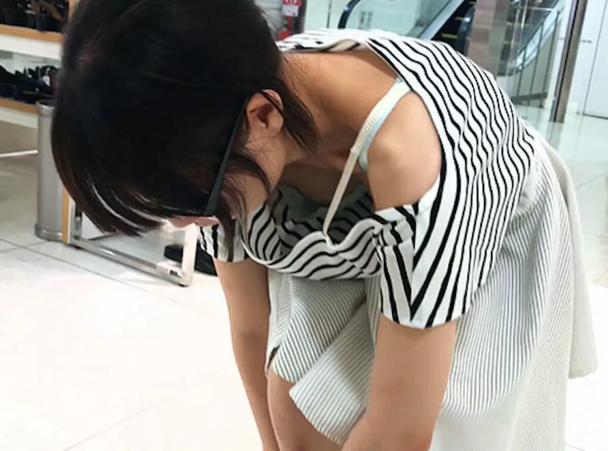 貧乳の胸チラエロ画像032