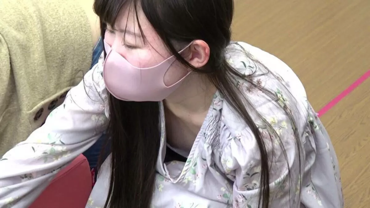 貧乳の胸チラエロ画像037