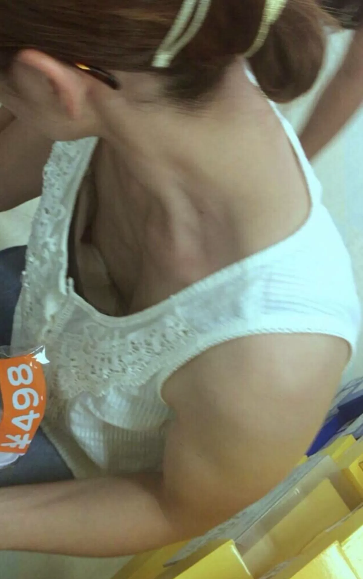 貧乳の胸チラエロ画像049