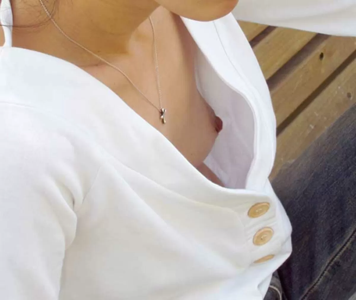 貧乳の胸チラエロ画像069