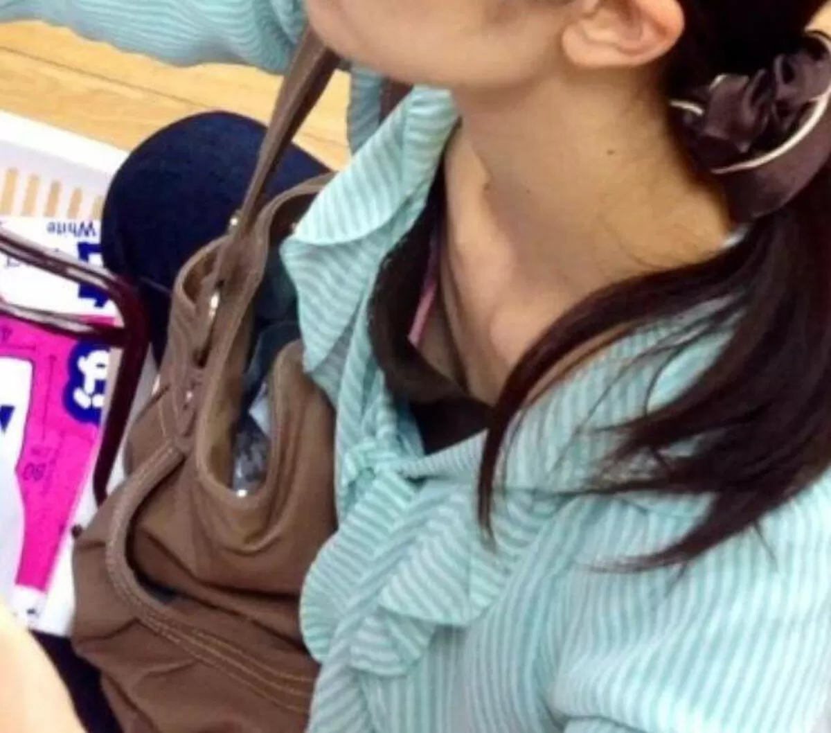貧乳の胸チラエロ画像089