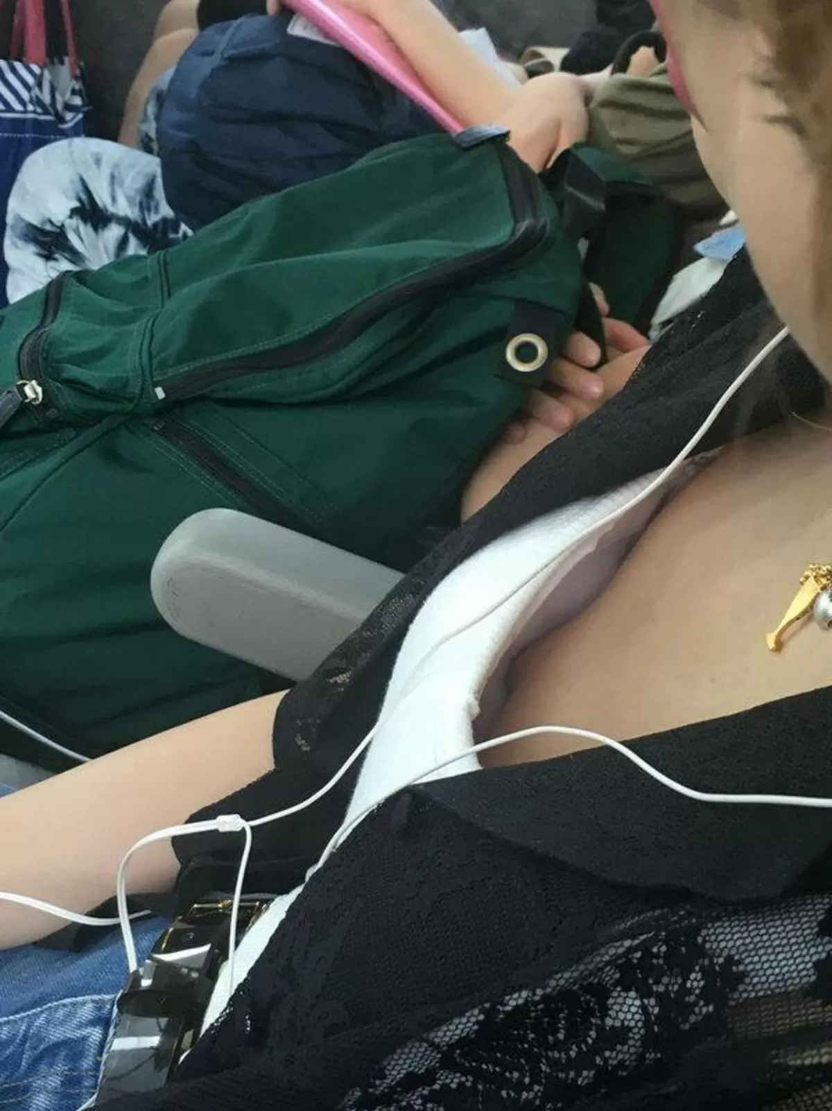 貧乳の胸チラエロ画像109