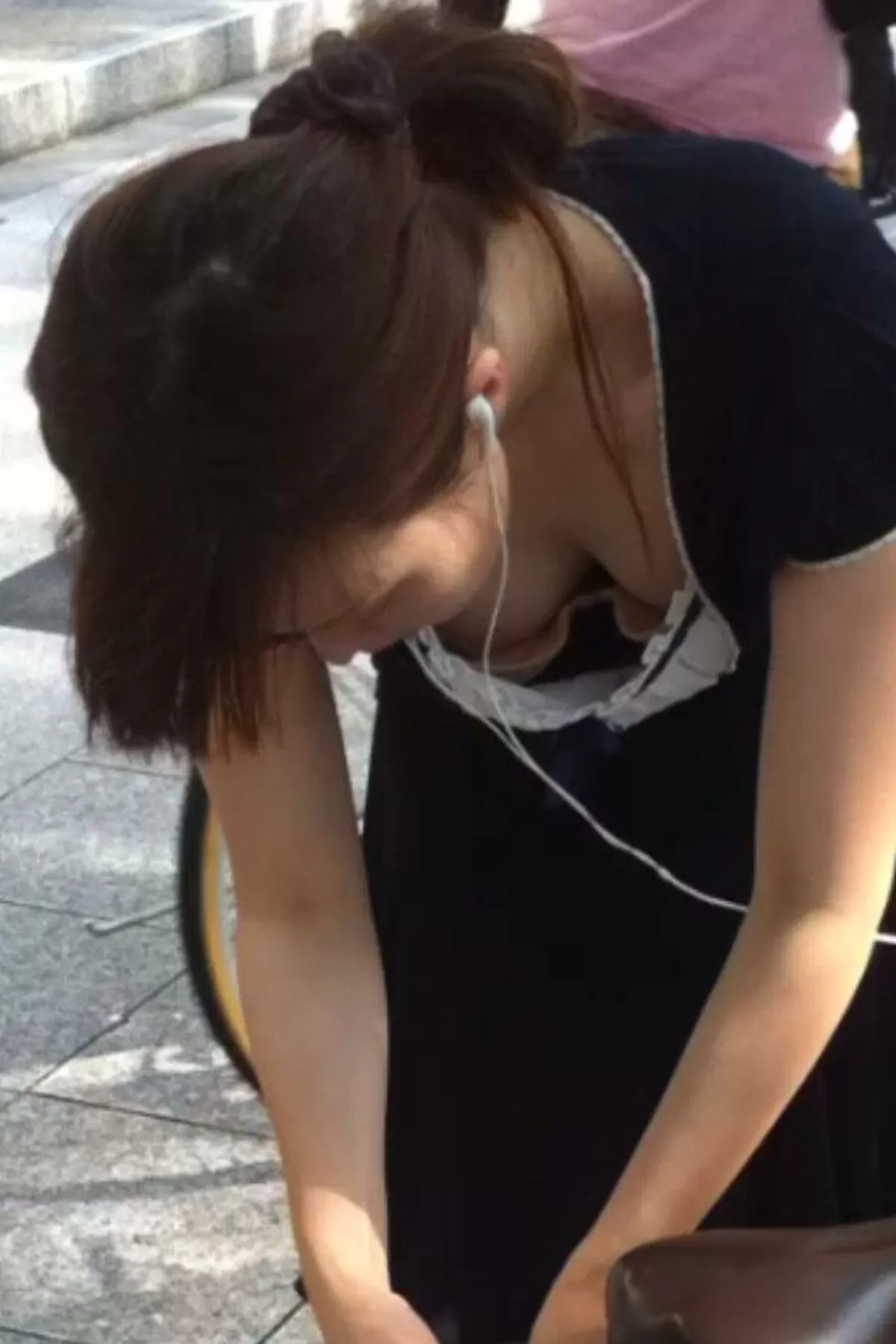 貧乳の胸チラエロ画像118