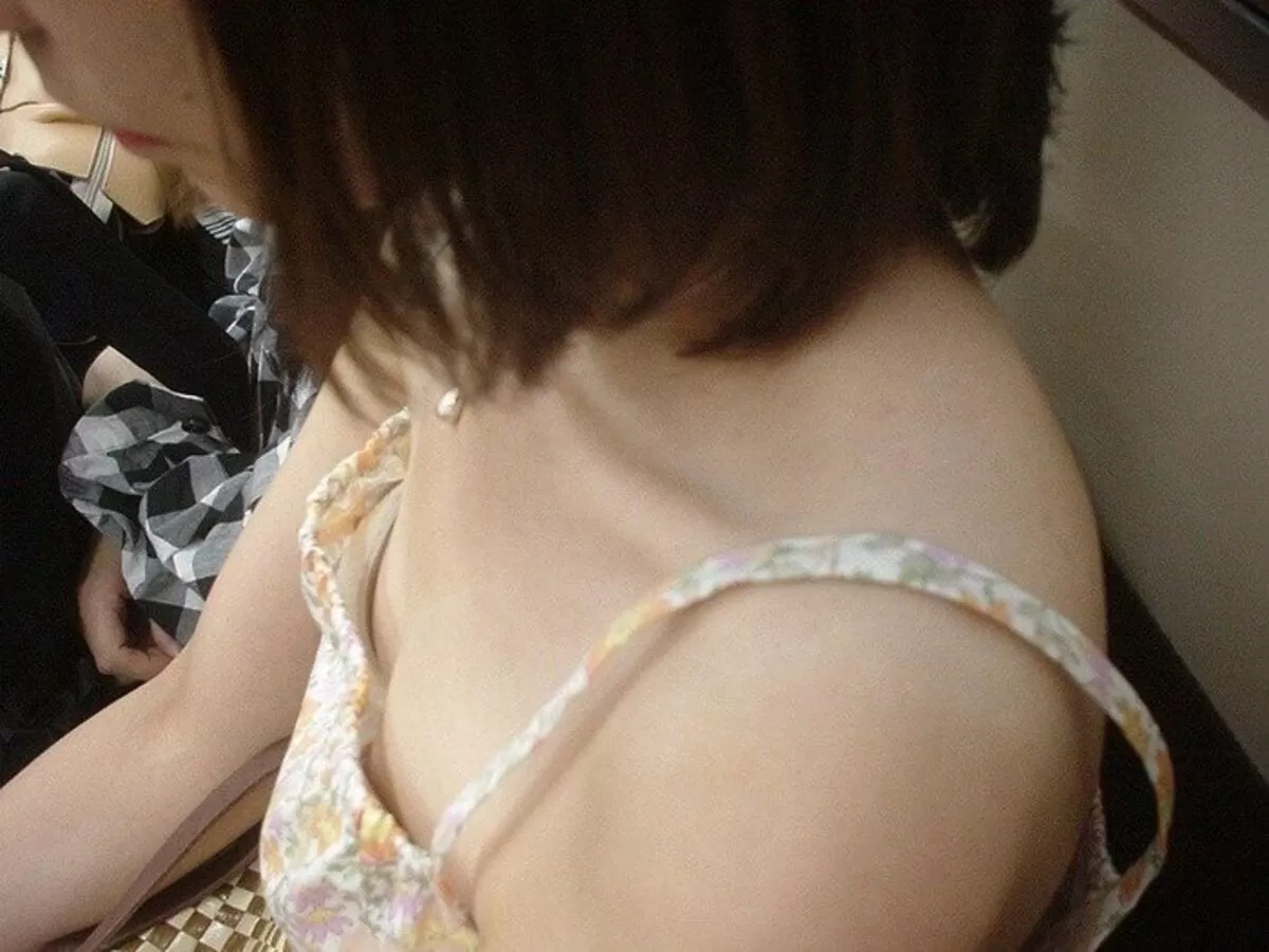 貧乳の胸チラエロ画像125