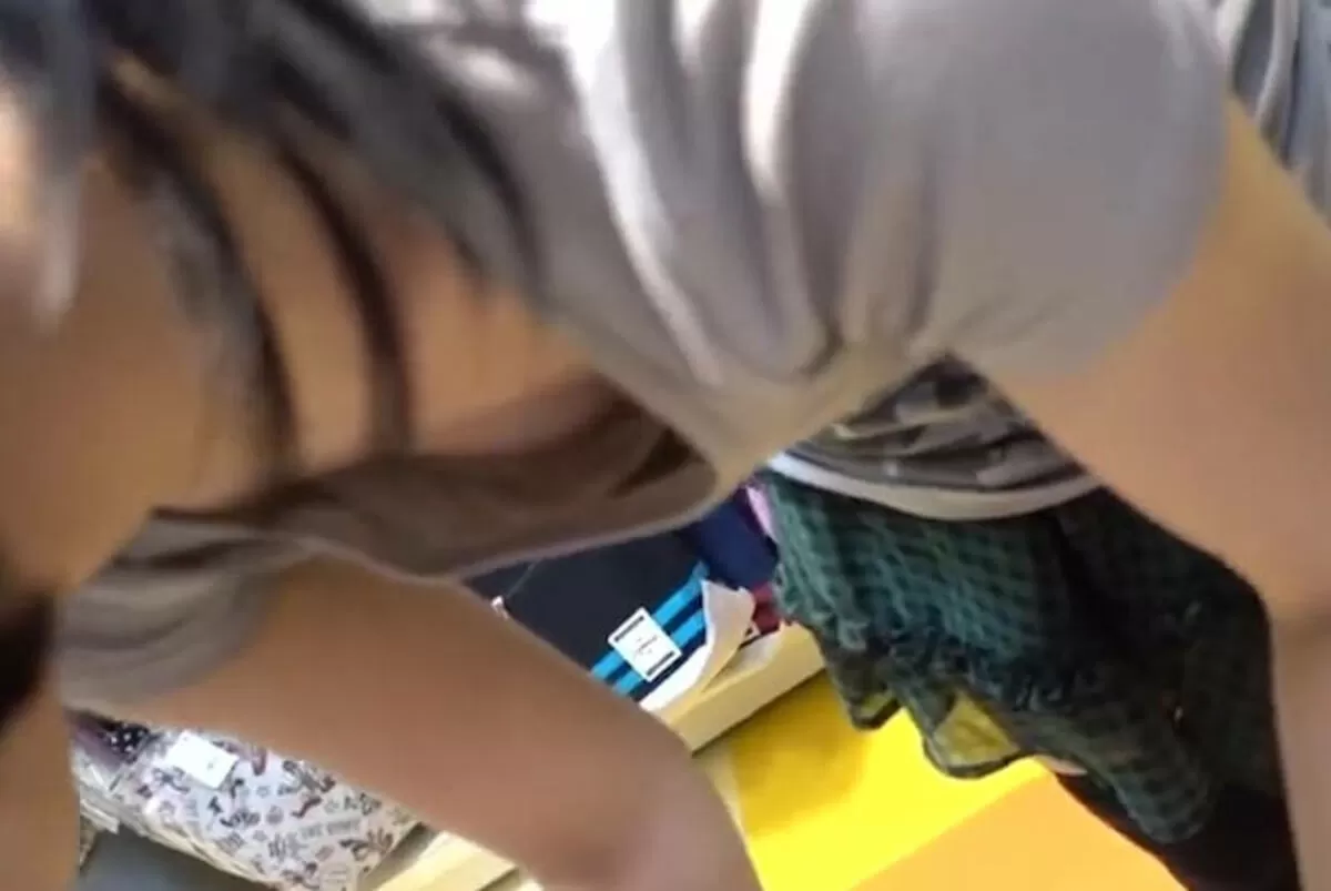 貧乳の胸チラエロ画像131