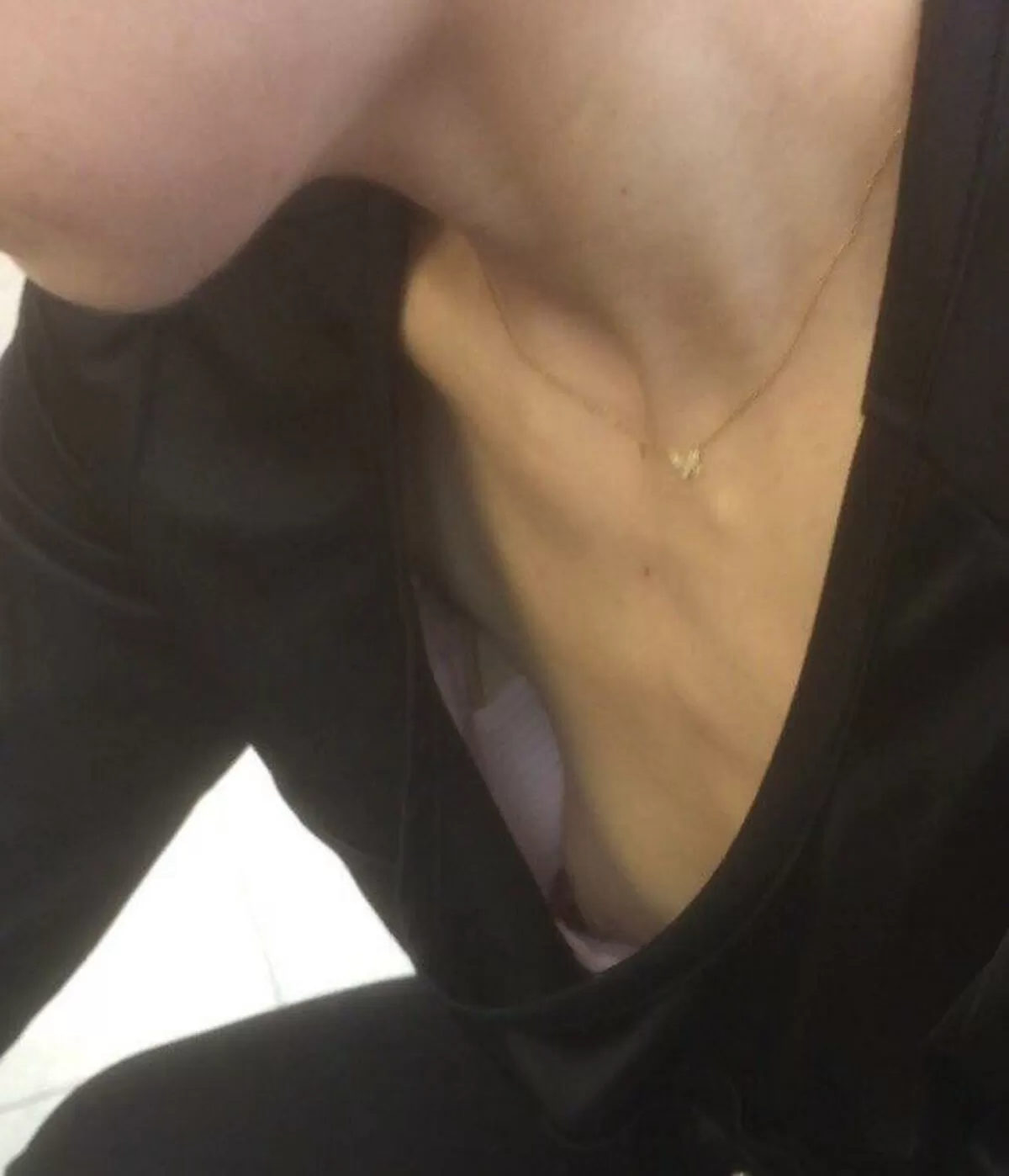 貧乳の胸チラエロ画像133