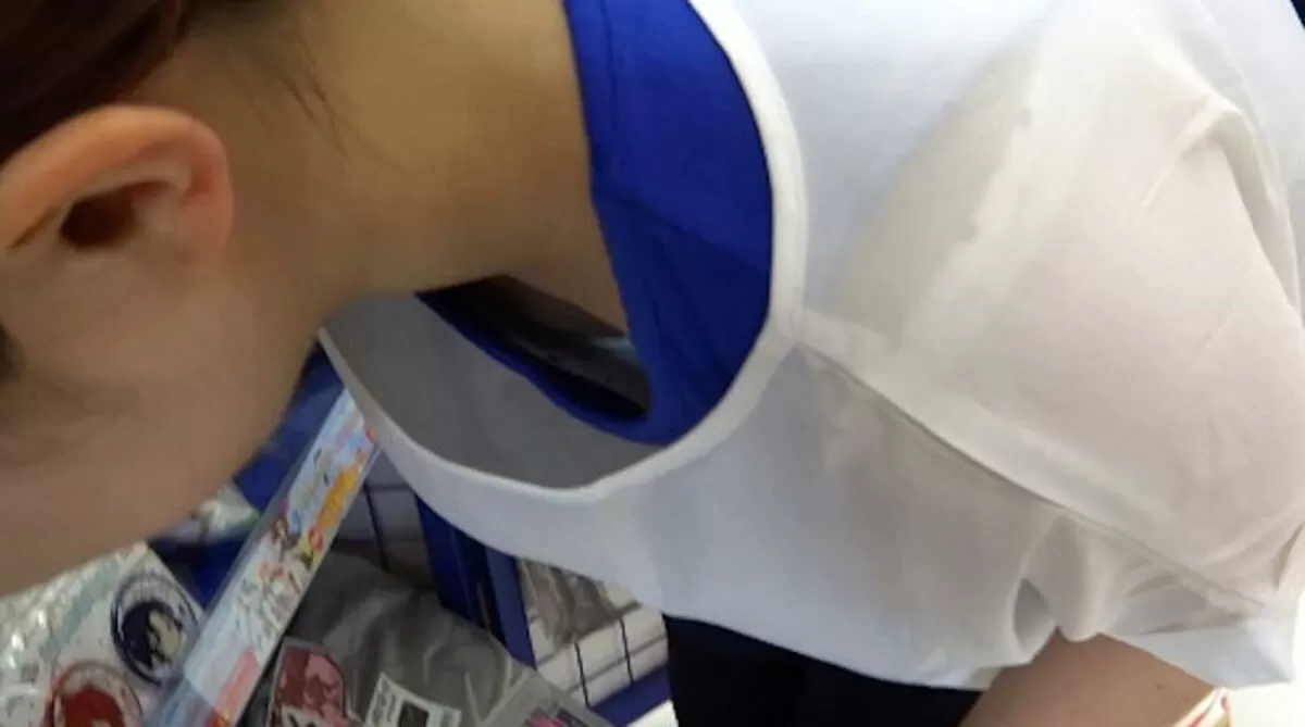 貧乳の胸チラエロ画像136