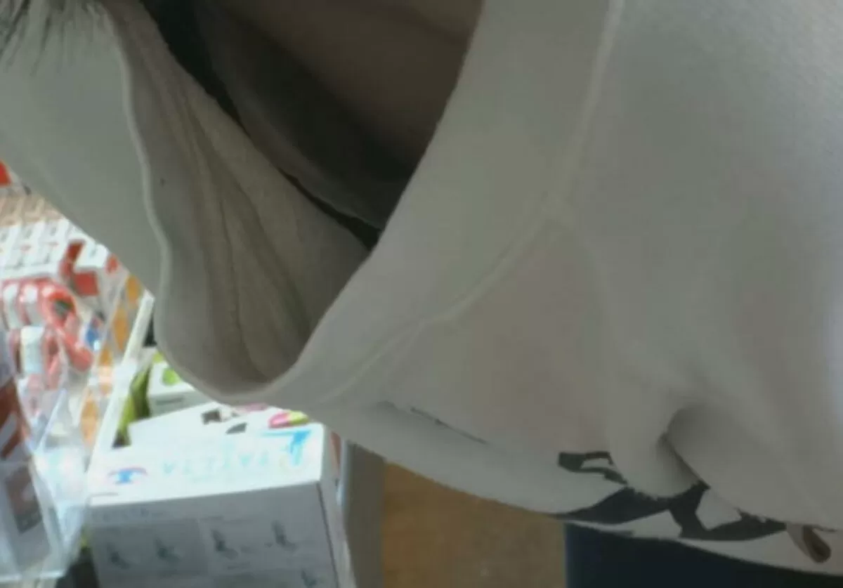 貧乳の胸チラエロ画像140