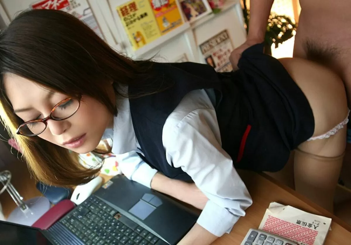 社内でけしからんことをしているOL女子社員のエロ画像100枚057