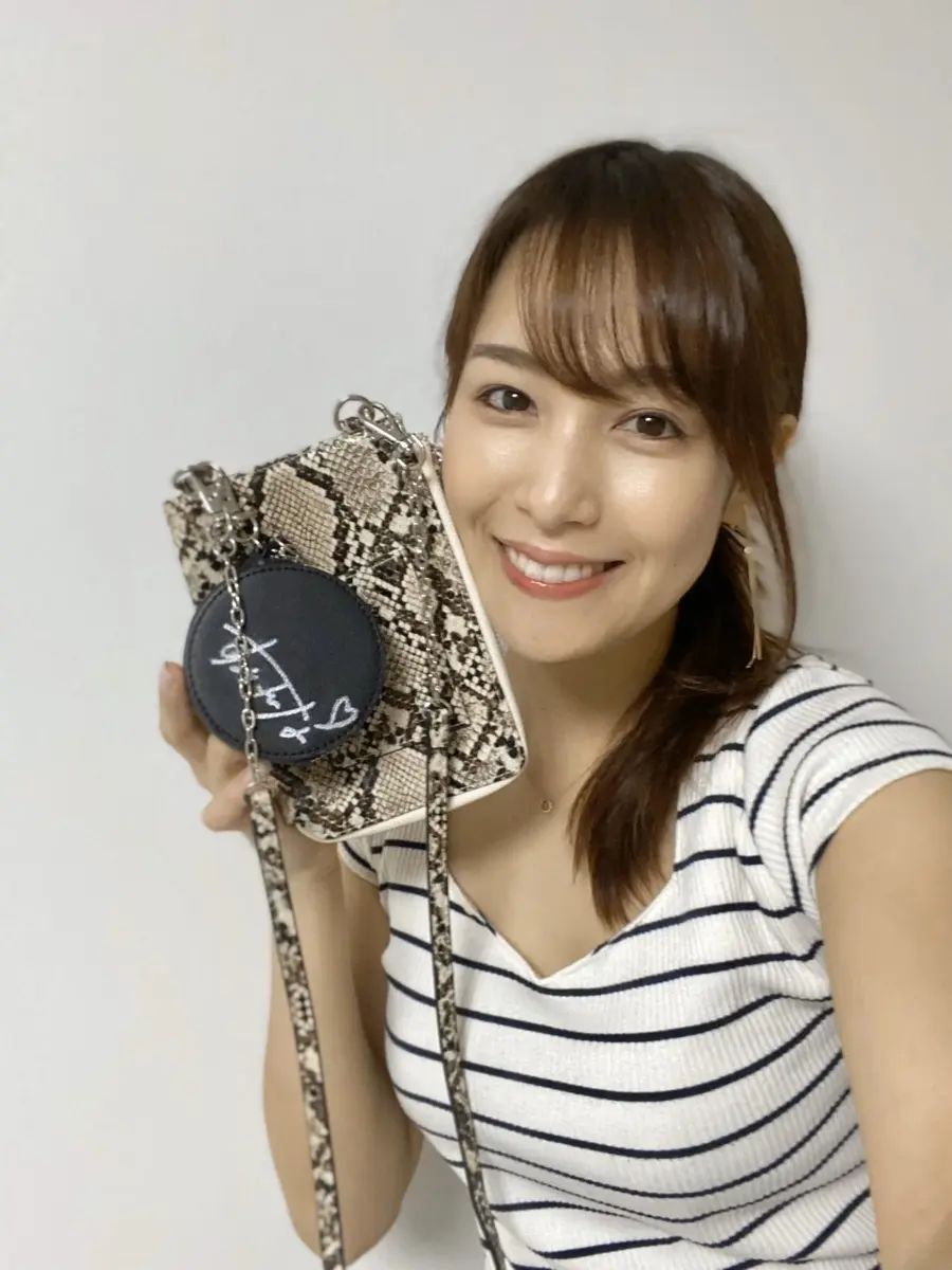 鷲見玲奈エロ画像054