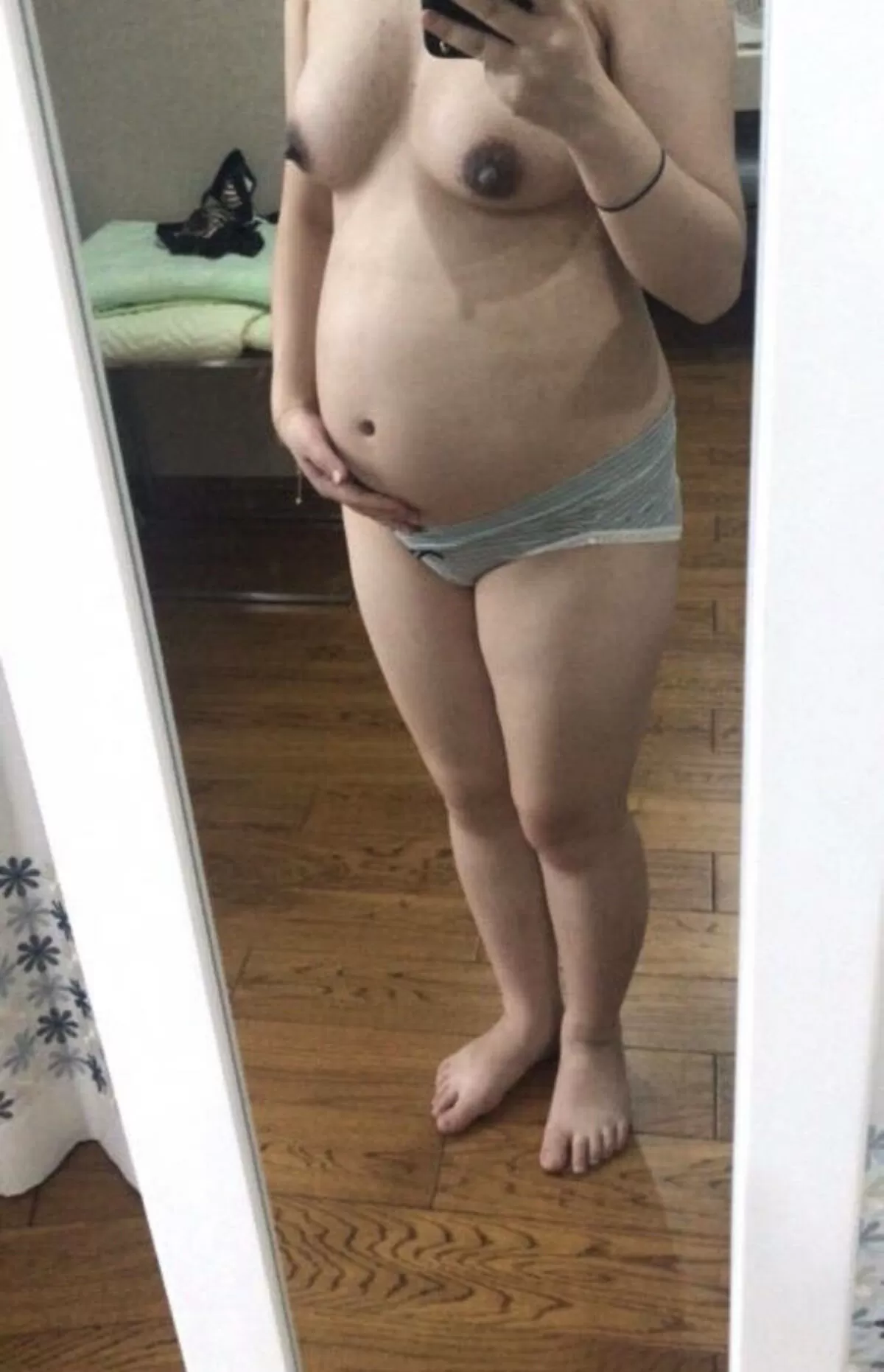 黒乳首自撮りエロ画像017