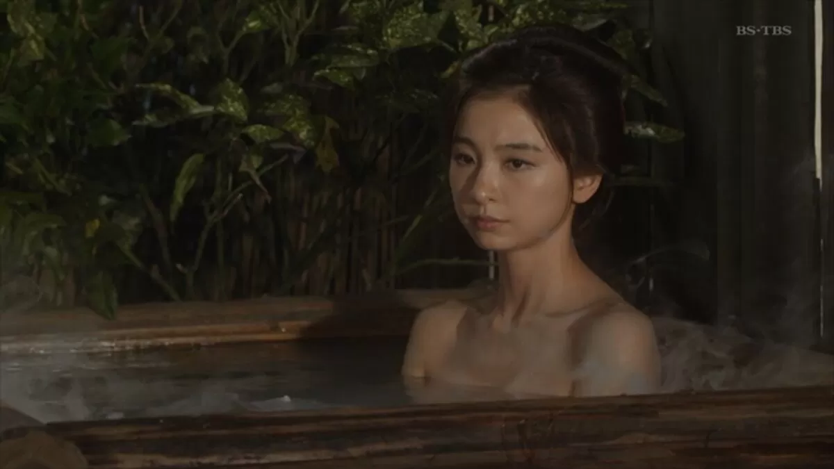 篠田麻里子エロ画像045