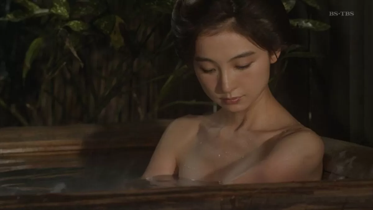 篠田麻里子エロ画像046