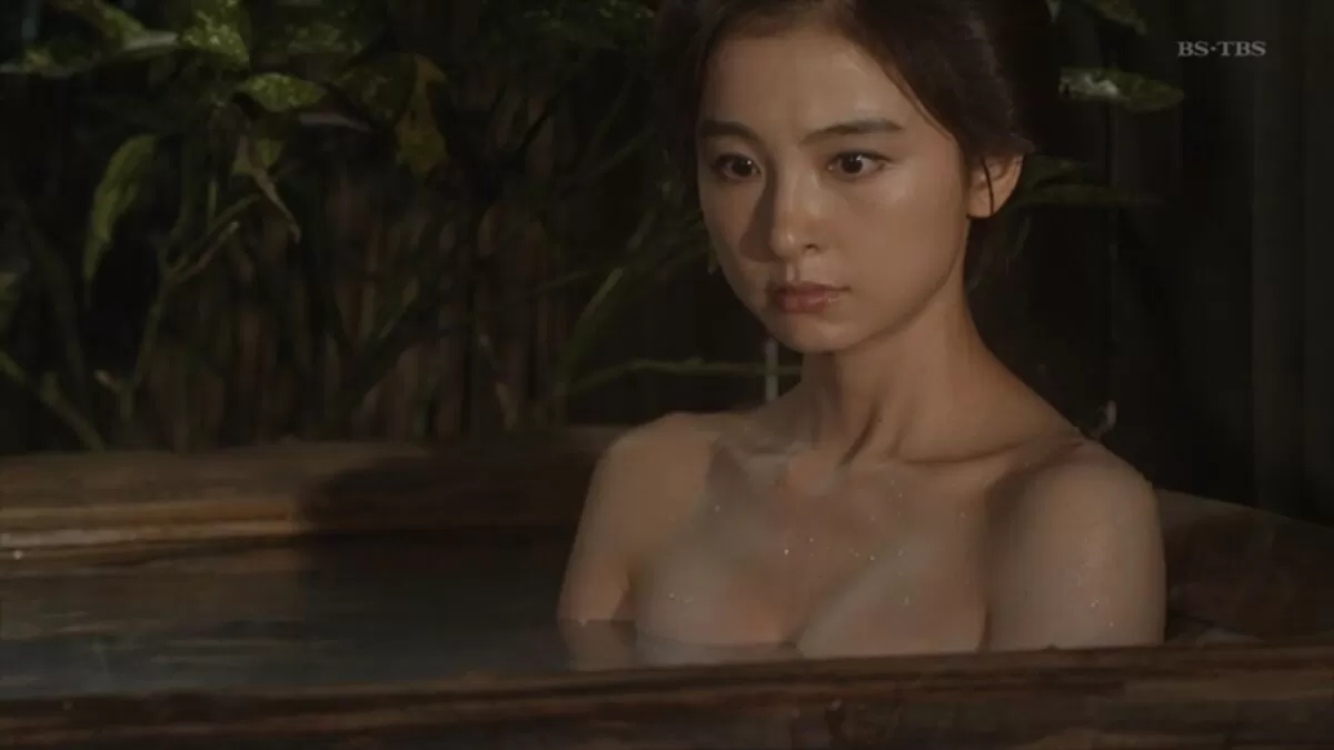 篠田麻里子エロ画像047