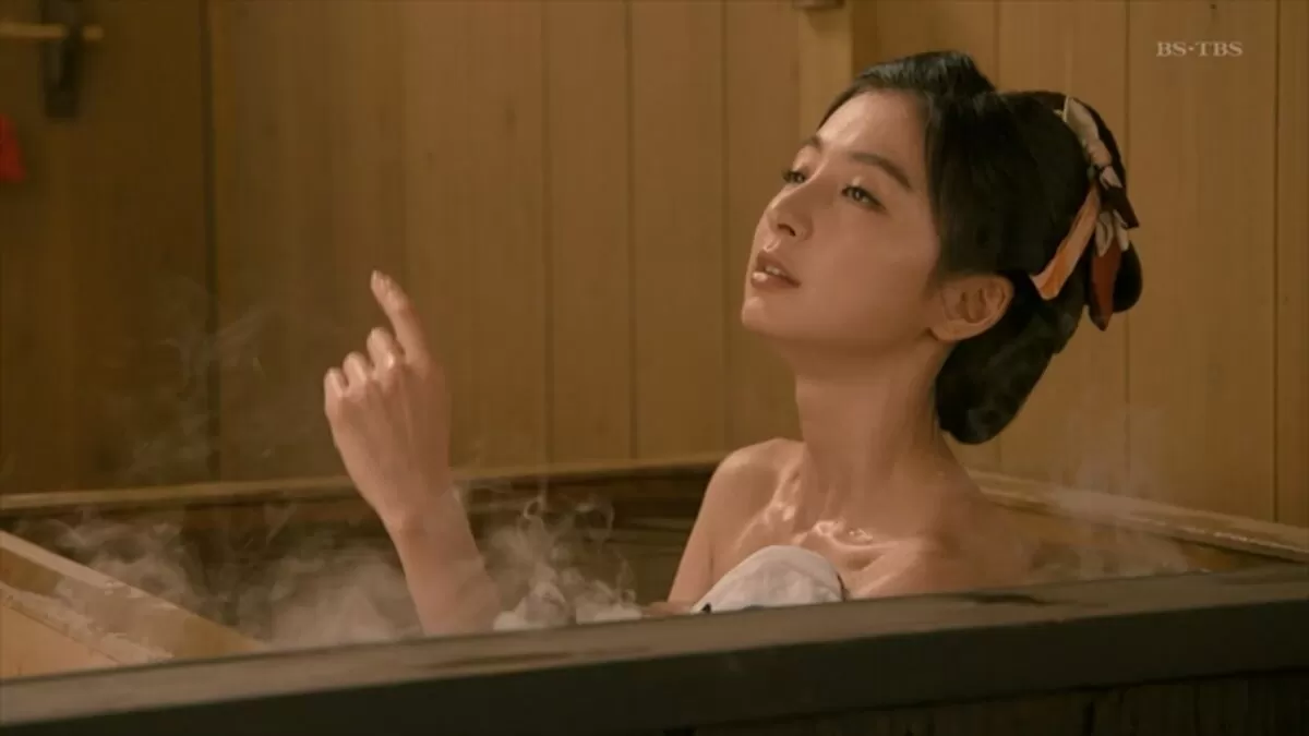 篠田麻里子エロ画像050