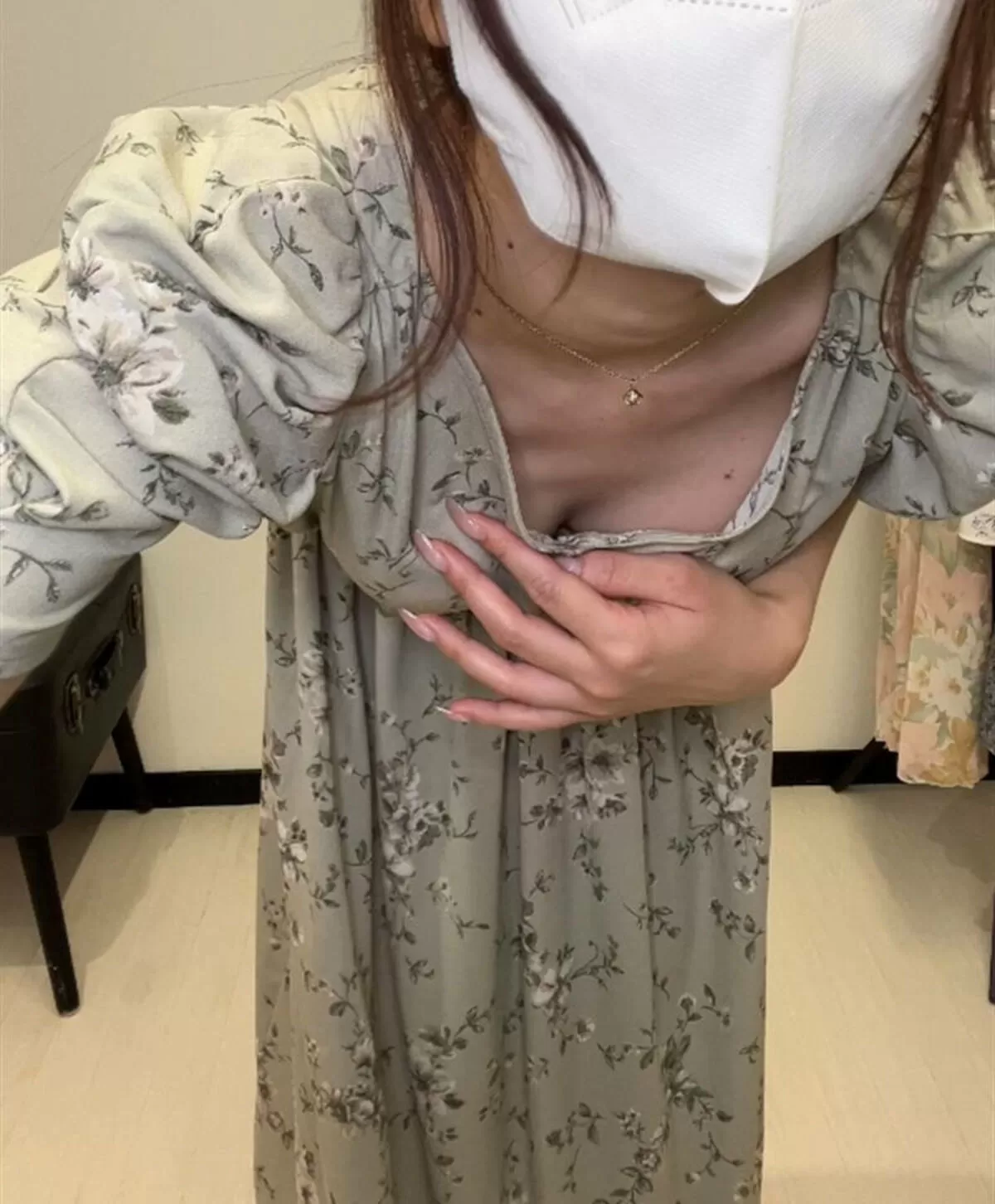 前屈み胸チラエロ画像001