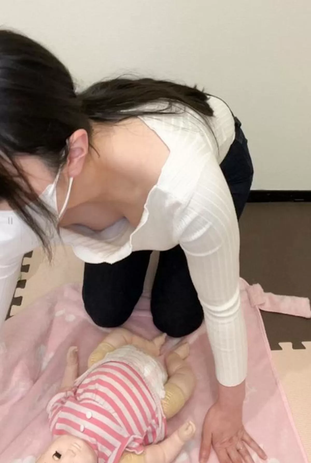 前屈み胸チラエロ画像003