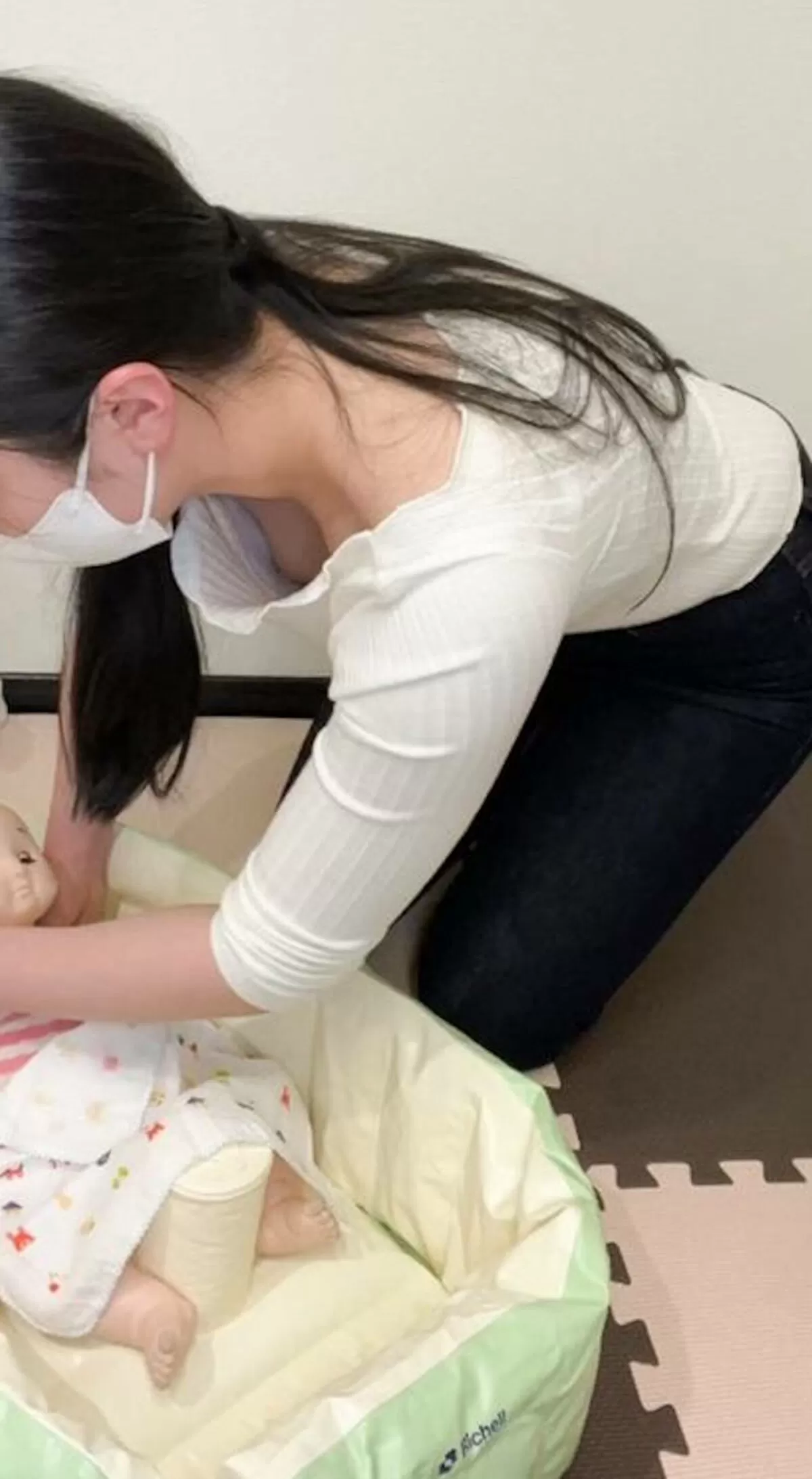 前屈み胸チラエロ画像004