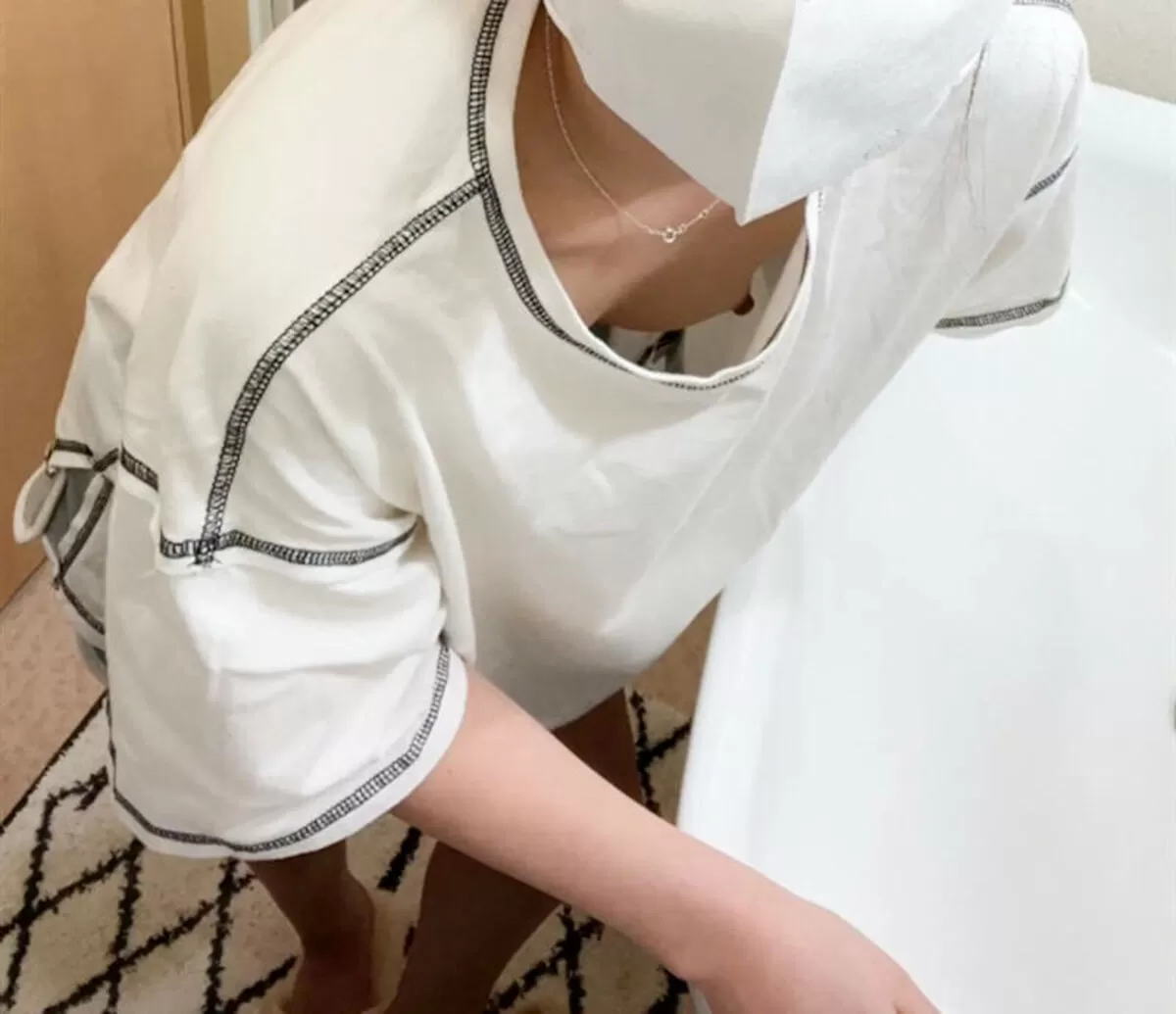 前屈み胸チラエロ画像005