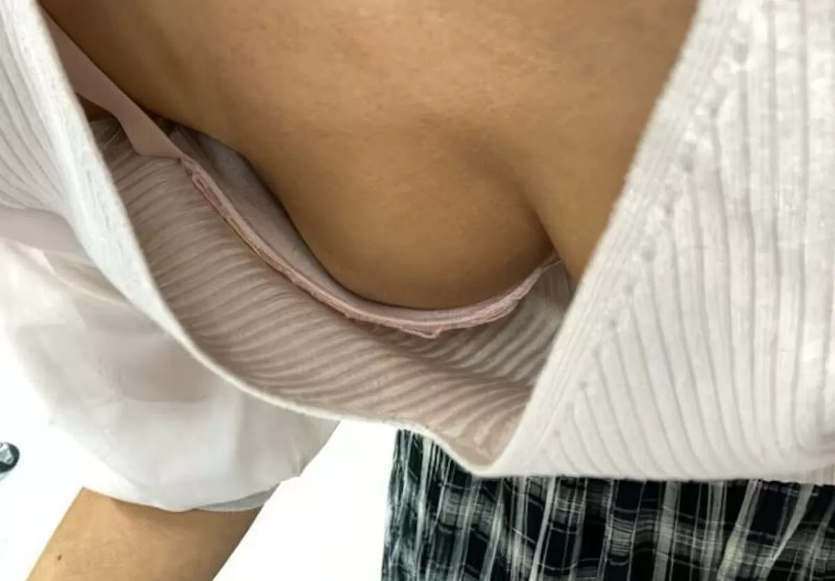 前屈み胸チラエロ画像013