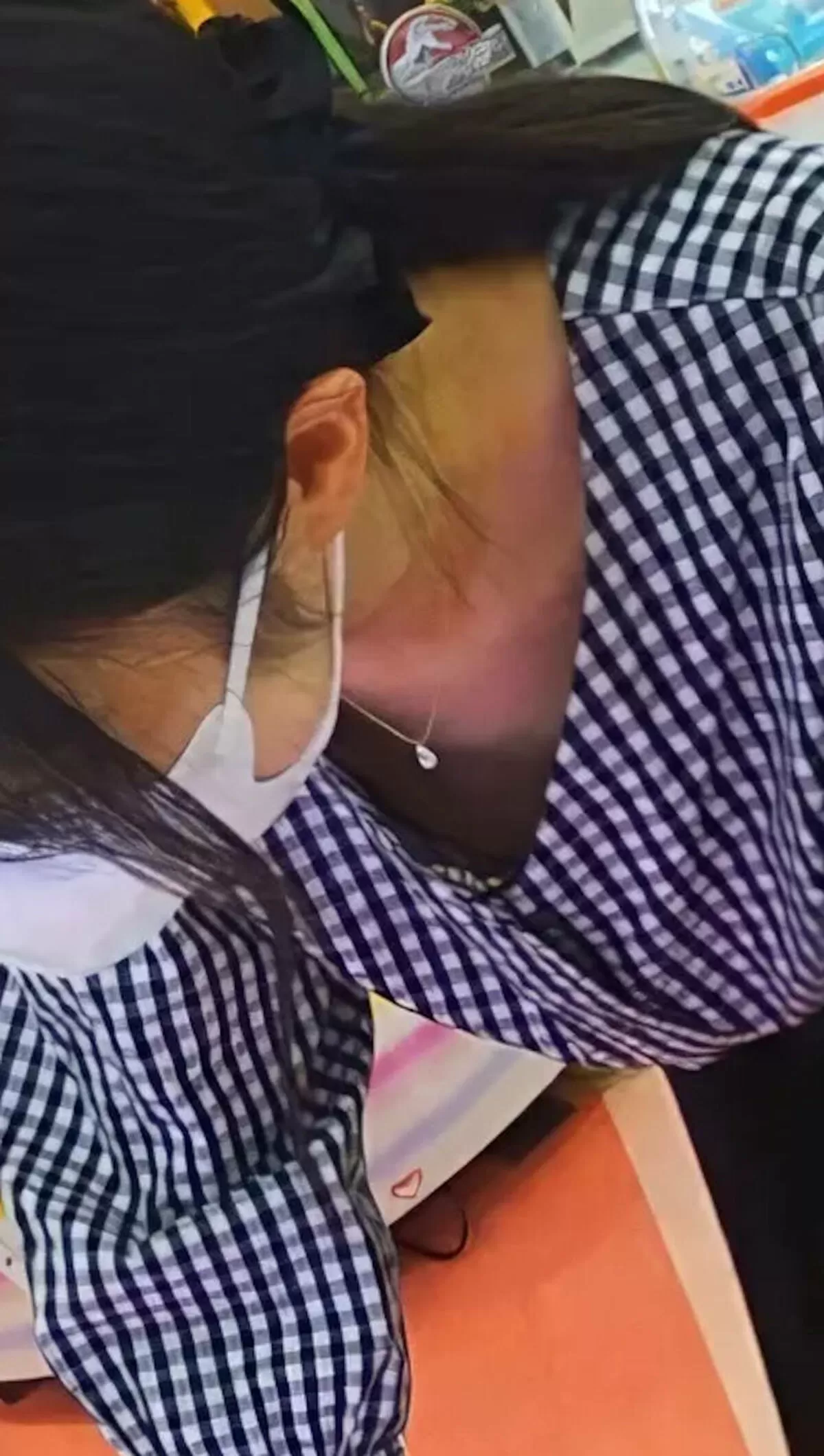 前屈み胸チラエロ画像015