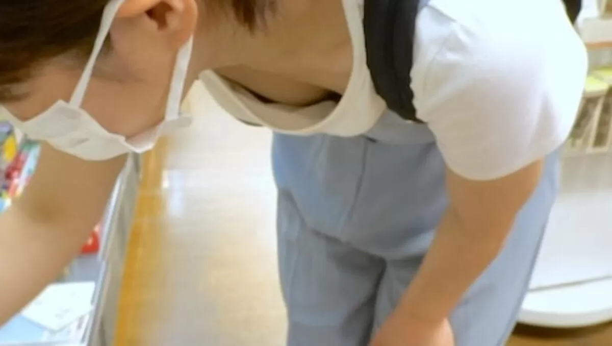 前屈み胸チラエロ画像032