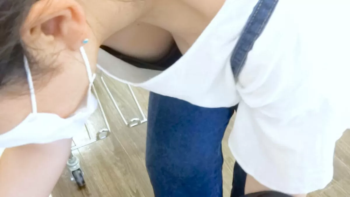 前屈み胸チラエロ画像034