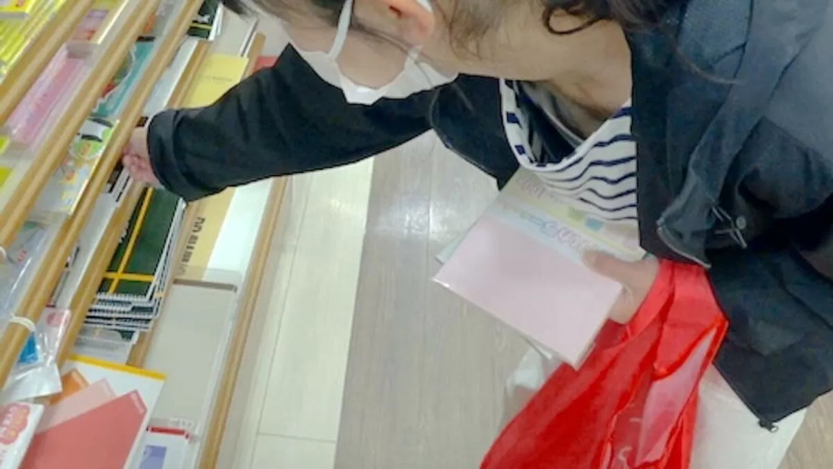 前屈み胸チラエロ画像041