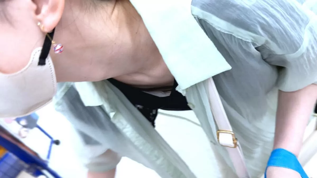 前屈み胸チラエロ画像043