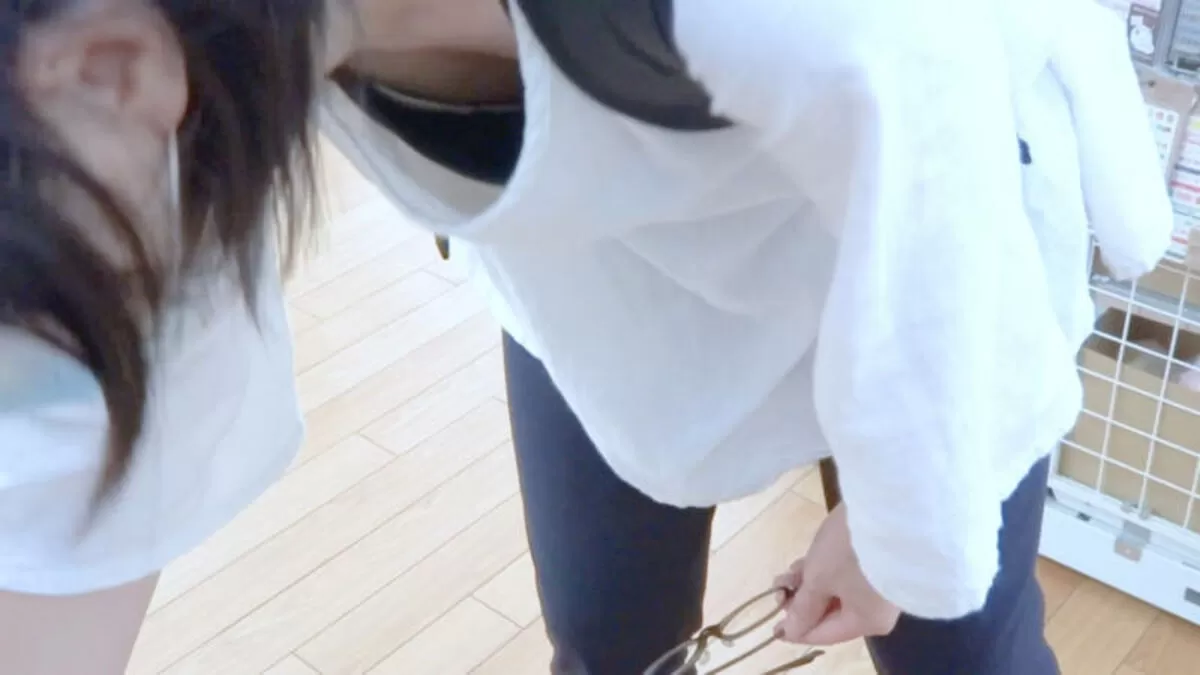 前屈み胸チラエロ画像049